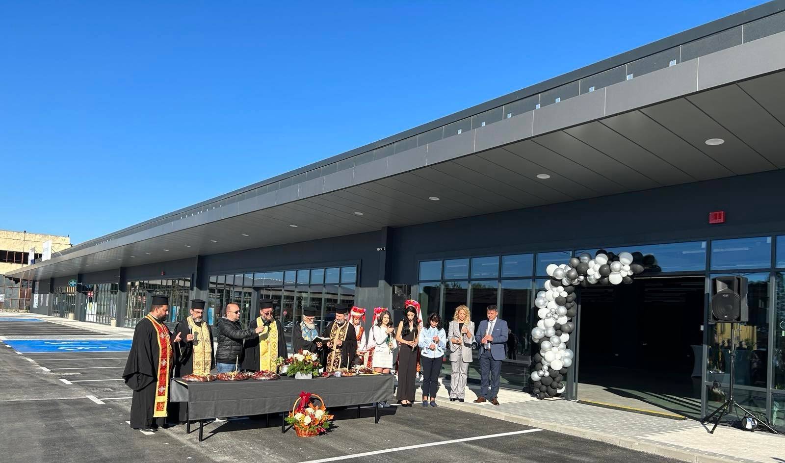  Д-р Кабаиванов откри Ритейл парка в Карлово 